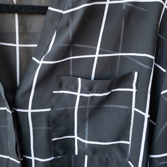 Old Navy Grid Print Button Up Blouse - Picture 3 of 6